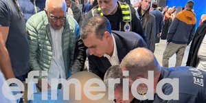Θεμιστοκλέους και Κακλαμάνης δίπλα σε γυναίκα που χρειάστηκε πρώτες βοήθειες