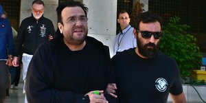 Ο Φίλιππος Καμπούρης κατά την έξοδό του από τη ΓΑΔΑ