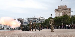 Εντυπωσίασαν οι 21 κανονιοβολισμοί στον Λευκό Πύργο