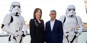 Η Κάθλιν Κένεντι και ο δήμαρχος του Λονδίνου Σαντίκ Καν ποζάρουν κατά τη διάρκεια εκδήλωσης για την ταινία «Star Wars», στο Λονδίνο, το 2023