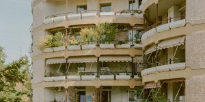 Στη Στρογγυλή Πολυκατοικία της Κηφισιάς, ένα σπίτι 80 τ.μ. ανακαινίστηκε μοναδικά -Έξυπνος, μίνιμαλ σχεδιασμός
