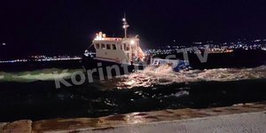 Κόρινθος: Ιστιοφόρο βρέθηκε ακυβέρνητο μέσα στα κύματα