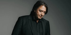 Ο ραδιοφωνικός σταθμός Μελωδία Θεσσαλονίκης 98 διοργανώνει μια βραδιά αφιερωμένη στον Θάνο Μικρούτσικο με τον Γιάννη Κότσιρα, επί χρόνια συνεργάτη και φίλο του αξέχαστου συνθέτη 