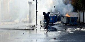 Αλβανία: Μπαράζ μολότοφ, δακρυγόνων και πετροπόλεμος στα Τίρανα