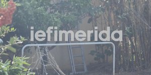 Η σκάλα από την οποία ο δράστης ανέβηκε στο σπίτι στο Λαύριο