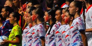 Οι ποδοσφαιρίστριες της Λέτσε με τις κόκκινες παλάμες ζωγραφισμένες στο πρόσωπό τους στη μνήμη της Λορένα
