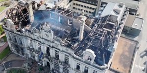 Συγκλονιστικές εικόνες από drone στη Γαλλία αποκαλύπτουν το μέγεθος της καταστροφής στο ιστορικό δημαρχείο της Λιμόζ