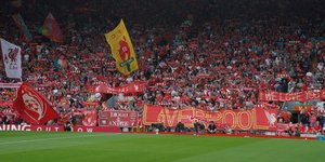 Εχθρικό κλίμα στο «Anfield» για τη Σίτι: Μπλουζάκια και κασκόλ με τη λέξη «κλέφτες»