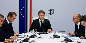 O Eμανουέλ Μακρόν σε συνεδρίαση στο Ελιζέ