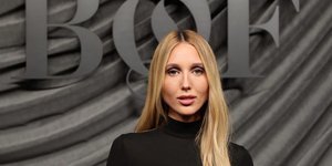 Μαρία Ολυμπία: Πιο εντυπωσιακή από ποτέ με μαύρο φόρεμα με τολμηρό σκίσιμο