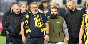 Ο Μάριος Ηλιόπουλος με τον Γιώργο Σαββίδη μετά το φινάλε ΠΑΟΚ - ΑΕΚ στην Τούμπα για το Κύπελλο Ελλάδος