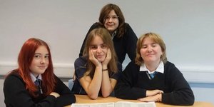 «Δεν είμαστε αντικείμενα φαντασιώσεων»: Μαθήτριες στην Αγγλία αντιδρούν στη σεξουαλικοποίηση της σχολικής στολής