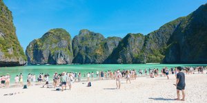 Τουρίστες στην παραλία Maya Bay στην Ταϊλάνδη 