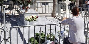 Ο τάφος του Γιώργου Μαζωνάκη στο  Γ΄ Νεκροταφείο Αθηνών -  NDP PHOTO