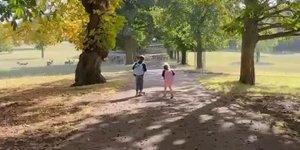 Ο Άρτσι και η Λίλιμπετ απολαμβάνουν τη βρετανική εξοχή