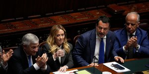 Η Μελόνι πίνει νερό στο Κοινοβούλιο