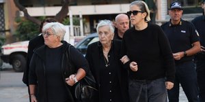 Η μητέρα και η αδελφή του Γιώργου Μαζωνάκη στο μνημόσυνό του