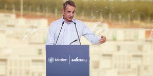 Ο Κυριάκος Μητσοτάκης κατά την ομιλία του στη Λάρισα