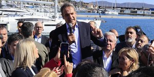 Ο Κυριάκος Μητσοτάκης με πολίτες στο Λαύριο