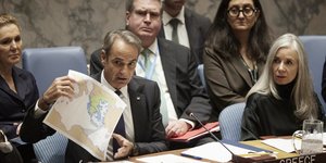 O Kυριάκος Μητσοτάκης επιδεικνύει τον χάρτη με το τουρκολιβυκό μνημόνιο