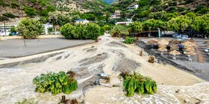 Συνεχίζεται για 3η ημέρα το ισχυρό κύμα κακοκαιρίας που πλήττει το νησί της Κρήτης. Καταστροφές και πλυμμηρικά φαινόμενα από τον μεγάλο όγκο νερού. Εικόνες από τα Ζωνιανά του Δήμου Μυλοποτάμου στο Ρέθυμνο 