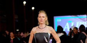 Ναόμι Γουότς: Με statement ασπρόμαυρο φόρεμα και avant-garde αισθητική έκλεψε τις εντυπώσεις στη Ρώμη