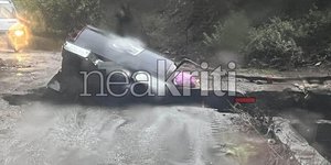 Μυλοπόταμος - Κρήτη: Υποχώρησε γέφυρα και «κατάπιε» ΙΧ με ζευγάρι 