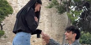 Νίκος Μπάρκουλης: Γονάτισε μπροστά στη Σοφία Μαυρίδου με φόντο τον Λευκό Πύργο - Πρόταση γάμου ή γύρισμα;