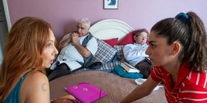 Σκηνή από την κωμική σειρά «Νταντά της γειτονιάς»