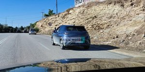 Οδηγός πόδι έξω από παράθυρο