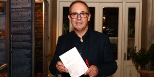 Ο Νίκος Γαβαλάς με το βιβλίο, «Η γέννηση ενός Θρύλου»