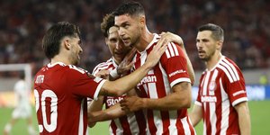 Οι παίκτες του Ολυμπιακού πανηγυρίζουν στην αναμέτρηση με την Γιαγκελόνια για το Europa League