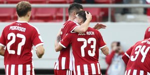Οι παίκτες του Ολυμπιακού πανηγυρίζουν κόντρα στην Καλαμάτα