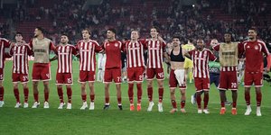 Οι παίκτες του Ολυμπιακού μετά τη νίκη κόντρα στην Σπάρτα Πράγας