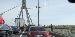 Αυτοκίνητα παραμένουν κολλημένα στην κυκλοφορία μετά από επίθεση ρωσικού drone στη Βόρεια Γέφυρα που διασχίζει τον ποταμό Δνείπερο στο Κίεβο της Ουκρανίας