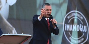 Ο ηγέτης του CHP στην Τουρκία, Οζγκιούρ Οζέλ