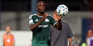 Ο Ανδρέας Τεττέη με την μπάλα της Super League σε αναμέτρηση του Παναθηναϊκού με την Καλαμάτα