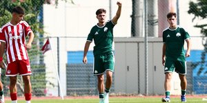 Οι παίκτες του Παναθηναϊκού πανηγυρίζουν τη νίκη τους στο Ρέντη κόντρα στον Ολυμπιακό στο ντέρμπι της Κ19
