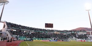 Οι οπαδοί του Παναθηναϊκού στο Πανθεσσαλικό για αγώνα με τον Βόλο