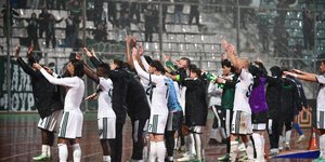 Οι παίκτες του Παναθηναϊκού πανηγυρίζουν μαζί με τον κόσμο τους στον Βόλο