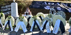 Στιγμιότυπο από το ετήσιο μνημόσυνο στη μνήμη των αδικοχαμένων οπαδών του ΠΑΟΚ της τραγωδίας των Τεμπών