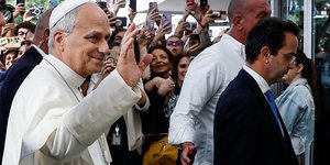 Πλήθος κόσμου έξω από το νοσοκομείο που εισήχθη ο Πάπας Λέοντας