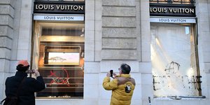 Πέρα από τις Εβδομάδες Μόδας: Το Παρίσι με τις λεηλατημένες μπουτίκ των luxury brands και τα δακρυγόνα
