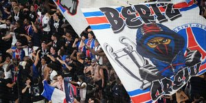 Οπαδοί της Παρί Σεν Ζερμέν σε αγώνα με την Άστον Βίλα