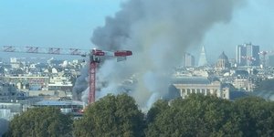 Μεγάλη φωτιά σε υπό ανακαίνιση κτίριο στο Παρίσι