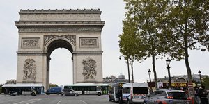 Αστυνομικά οχήματα στα Ηλύσια Πεδία στο Παρίσι