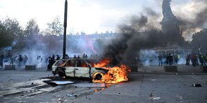 Καμένο αυτοκίνητο στο Παρίσι