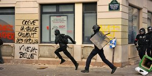 Αστυνομικός κυνηγά διαδηλωτή στις μαθητικές κινητοποιήσεις στο Παρίσι