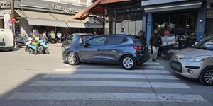 Παράνομο παρκάρισμα σε διάβαση πεζών 