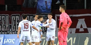 Οι παίκτες της ΑΕΛ μετά το γκολ του Νήτσου